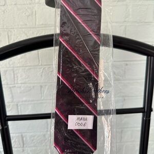 Brooks Brothers Men's Tie with Black and Pink Diagonal Stripes